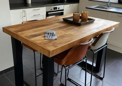 Mesa de comedor artesanal en madera natural