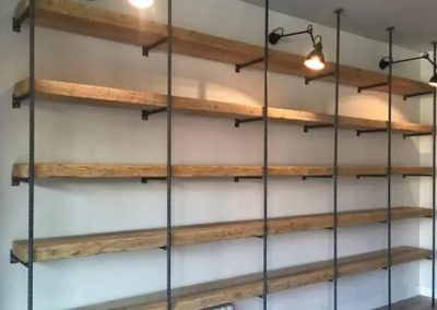 Muebles a medida de madera e hierro para aprovechar el espacio